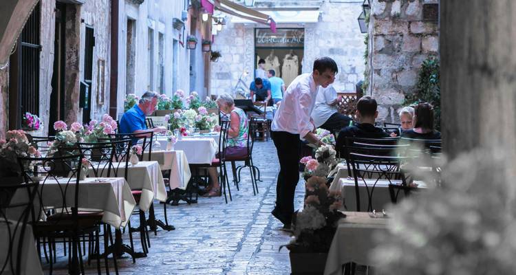 Charmante, smalle straat met buitenterras in Dorado.