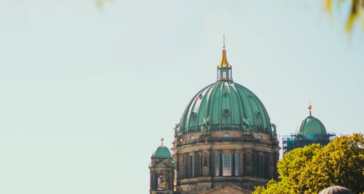 Toit de cathédrale à dôme parmi l'horizon.