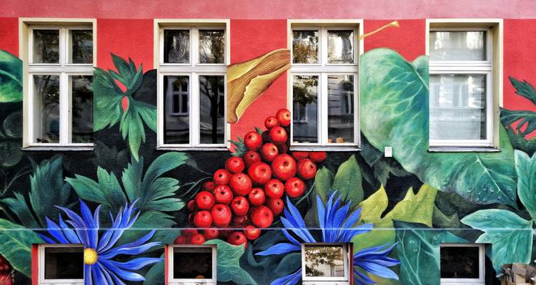 Murale colorée sur un mur de bâtiment.