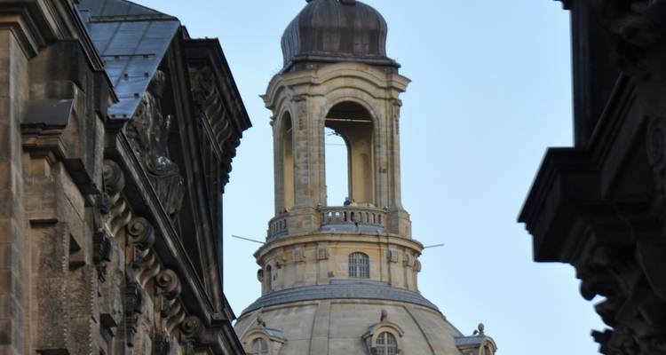 Dôme d'église historique et clocher.
