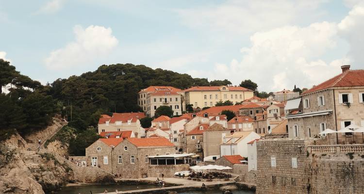 Kustgezicht met terracotta-daken huizen in Dubrovnik.