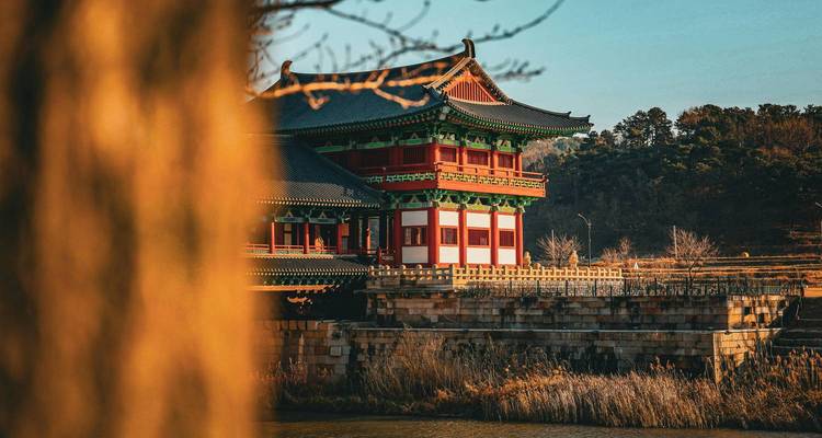 Een traditioneel Koreaans gebouw omringd door een sereen landschap.