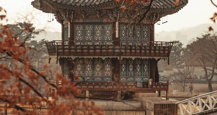 Een traditionele Koreaanse architecturale structuur tussen herfstkleuren.