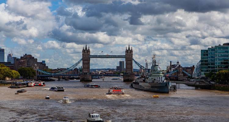 Vista de un puente famoso sobre un río con barcos.