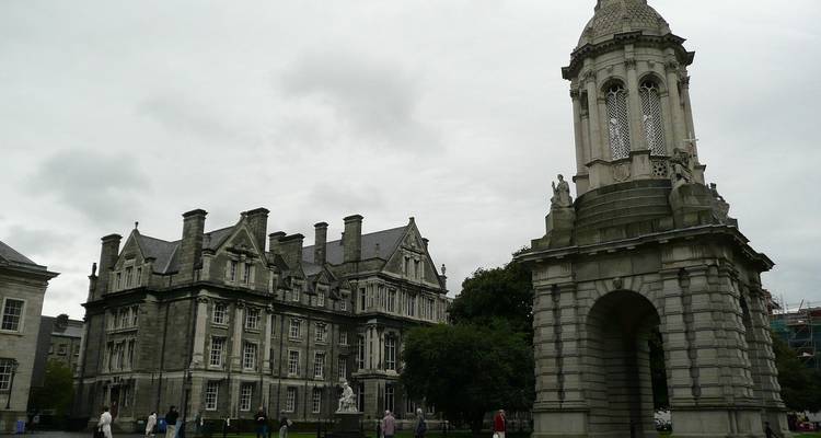Campus universitario histórico con edificios ornamentados.