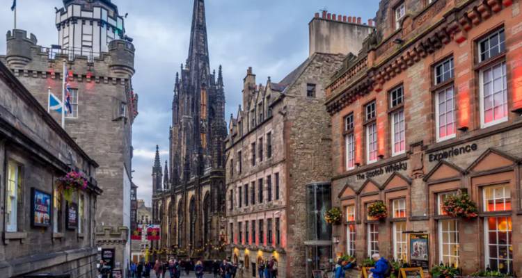 Calle llena de edificios históricos y ornamentados.