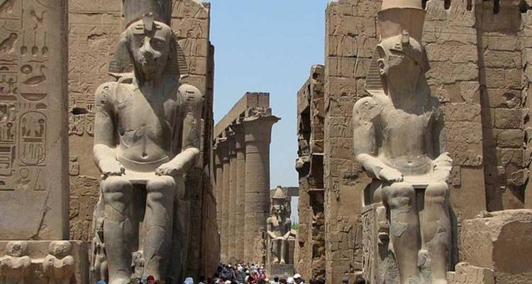 Grandes statues et colonnes bordant l'allée du temple de Louxor.