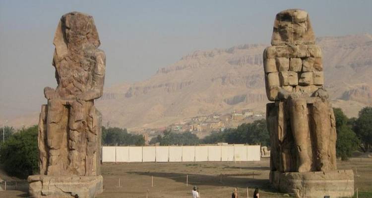 Les Colosses de Memnon se dressant contre un arrière-plan montagneux.
