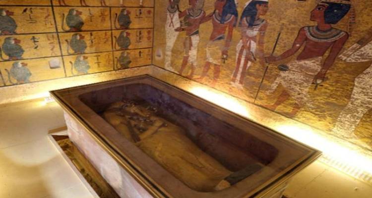 Un sarcophage bien conservé dans une tombe avec des peintures murales éclatantes.