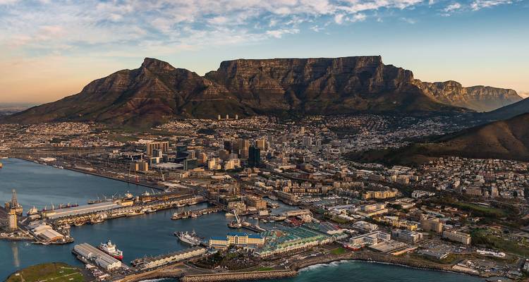Vue aérienne de la Montagne de la Table et du littoral du Cap.
