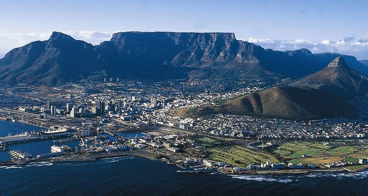 Vue aérienne de la montagne de la Table et de la ville au bord de la côte.