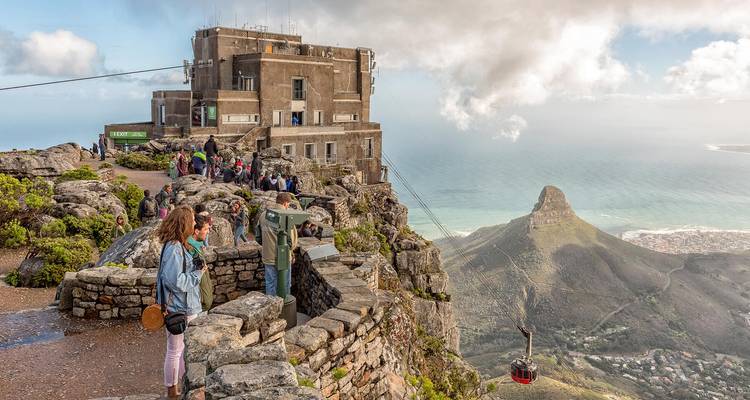 Touristes à un point de vue sur la Montagne de la Table.