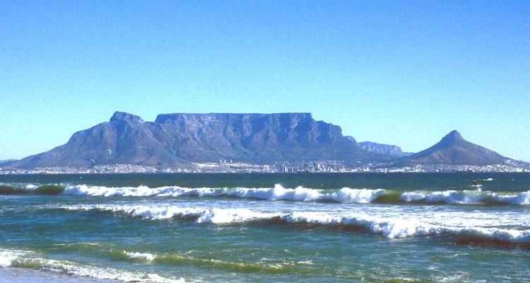 Vue lointaine de Table Mountain avec les vagues de l'océan.