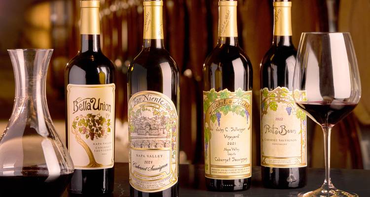 Variété de bouteilles de vin et de verres exposés à l'intérieur.