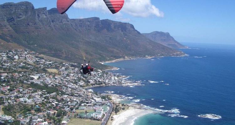 Parapente au-dessus d'un paysage côtier avec falaises et océan