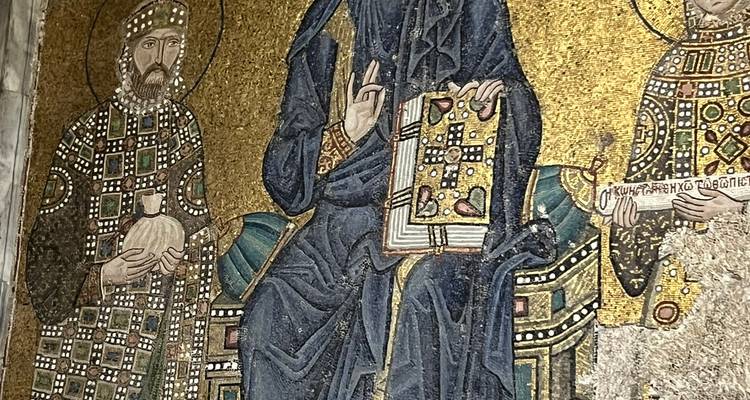 Mosaik religiöser Figuren mit goldenem Hintergrund.