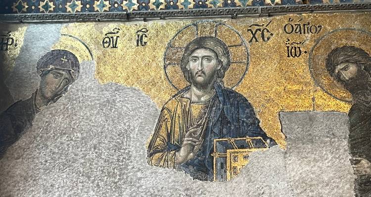 Beschädigtes Mosaik mit religiösen Figuren vor goldenem Hintergrund.