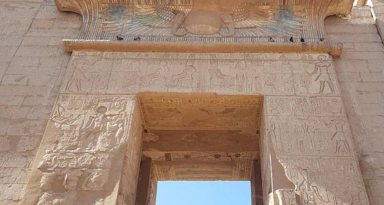 Entrée finement sculptée d'un temple égyptien antique.