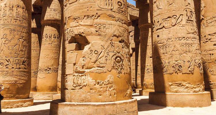 Pilares de templo del antiguo Egipto con tallados detallados.