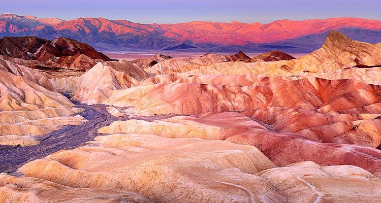 Paisaje rocoso colorido al amanecer.