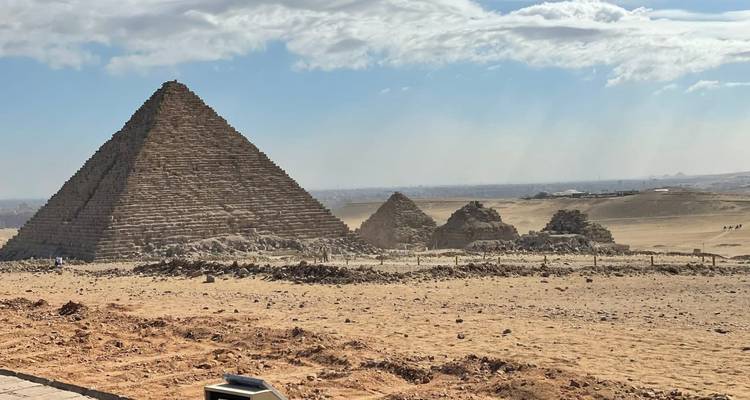 Vue des Pyramides de Gizeh par une journée claire.