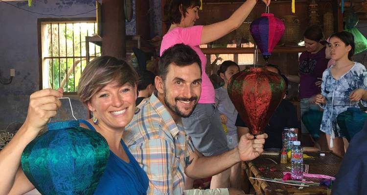 Groep mensen die kleurrijke lantaarns maken binnenshuis.