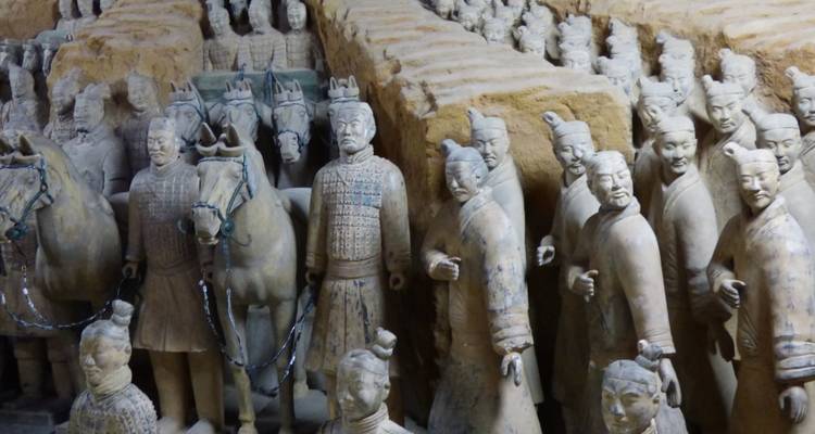Figuras del Ejército de Terracota en formación en un museo subterráneo.