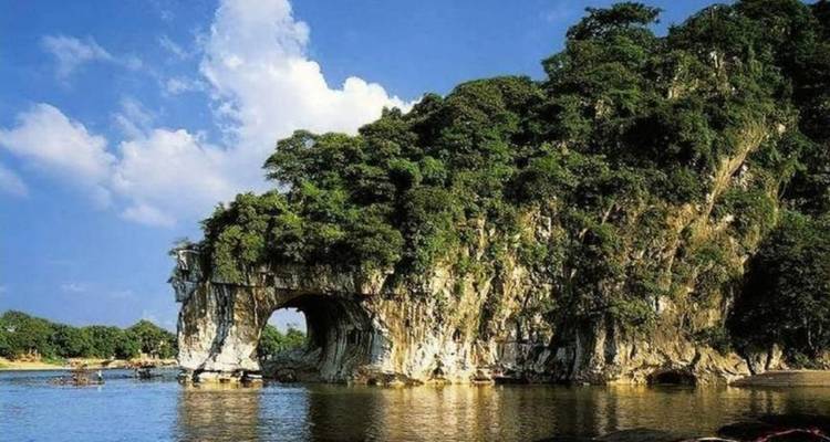 Formación rocosa natural con un arco sobre el agua.