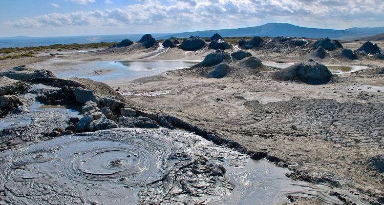Volcans de boue dans un paysage aride.