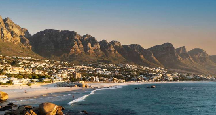 Littoral avec la montagne de la Table et zone résidentielle.