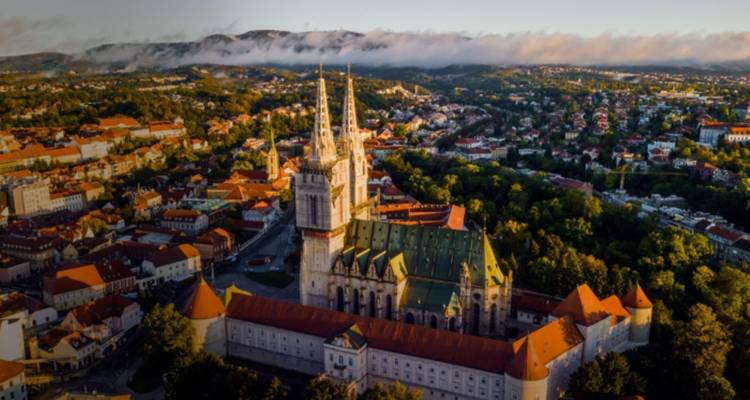 Vue aérienne de la cathédrale de Zagreb et du paysage urbain.