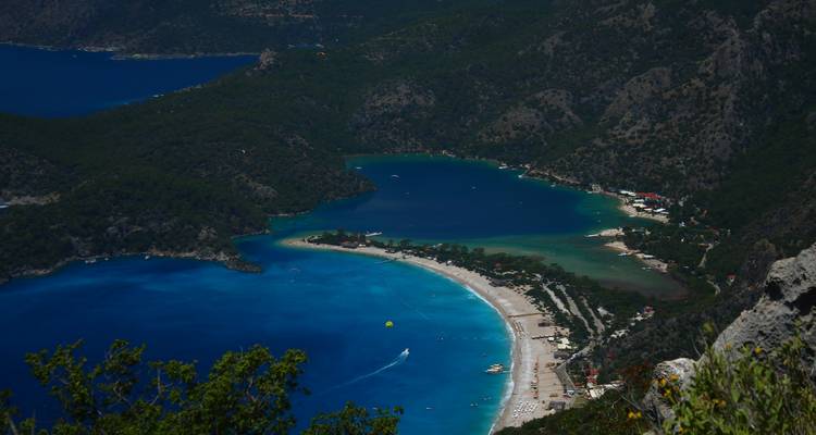 Vue aérienne d'un magnifique paysage côtier avec des eaux bleues claires et une plage de sable.