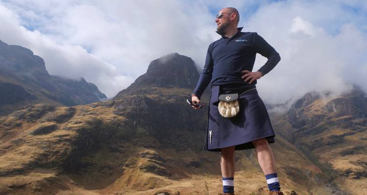 Un homme portant un kilt dans une région montagneuse
