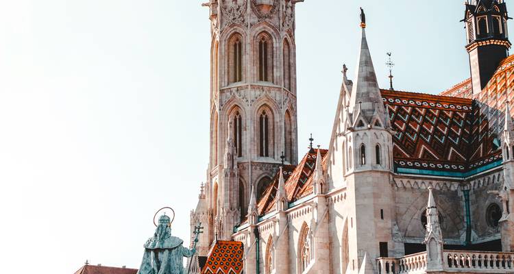 Een gotische gebouw met ingewikkelde details