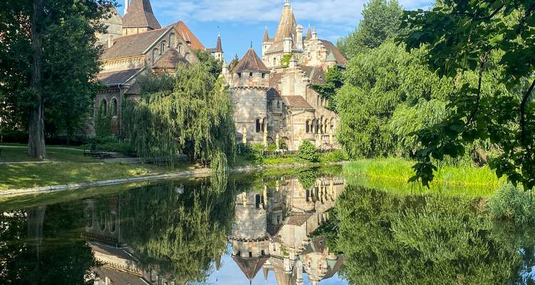 Een pittoresk kasteel weerspiegeld in een rustige vijver