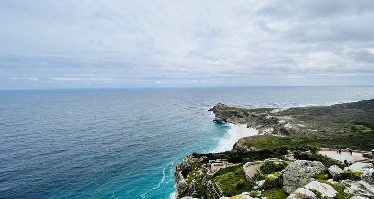 Vue aérienne d'une côte rocheuse et de l'océan avec une route sinueuse.