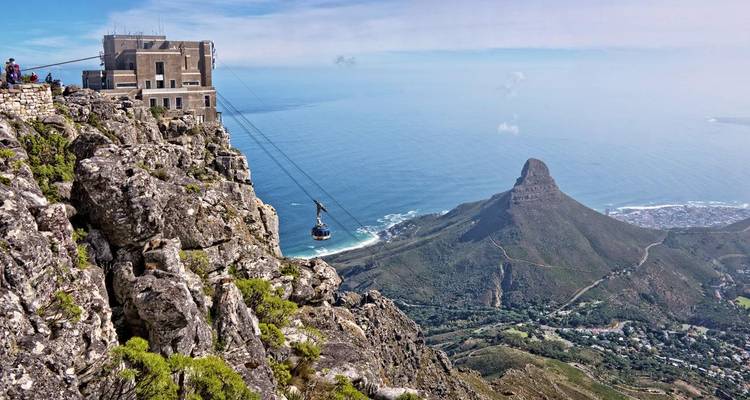 Téléphérique montant la montagne avec vue sur le littoral, Lion's Head à proximité.