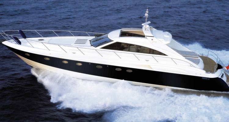 Yacht naviguant sur l'océan à toute vitesse.