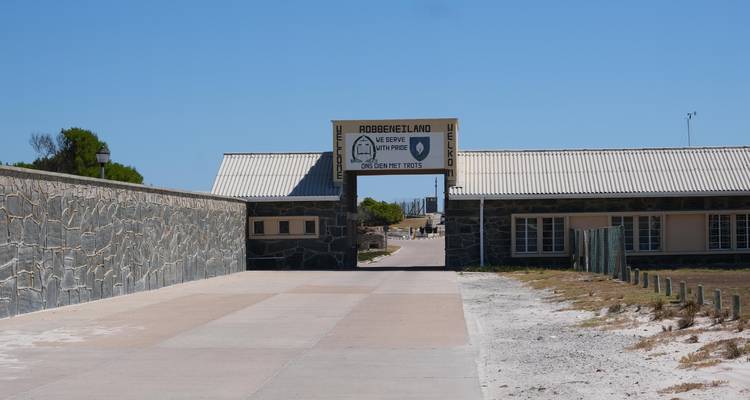 Entrée de Robben Island avec portail et signalisation.