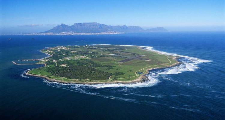 Vue aérienne de l'île de Robben entourée par l'océan.