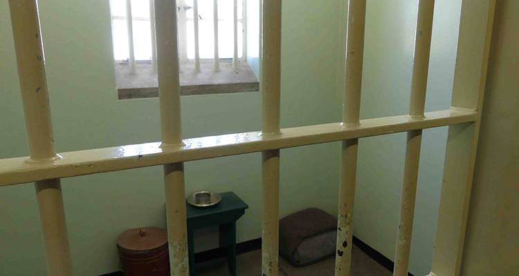 Intérieur d'une cellule de prison avec un mobilier de base.