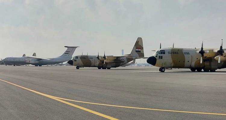 Militaire vliegtuigen opgesteld op een startbaan.