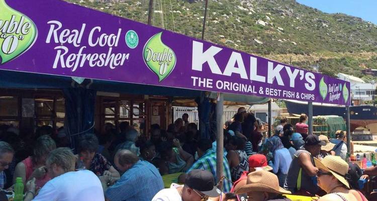 Belebtes Fish-and-Chips-Restaurant mit Außenplätzen.