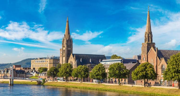 Paysage urbain avec des flèches gothiques et rivière à Inverness.