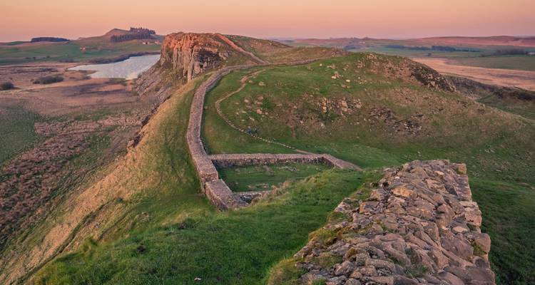 Vue panoramique du mur d'Hadrien au coucher du soleil.