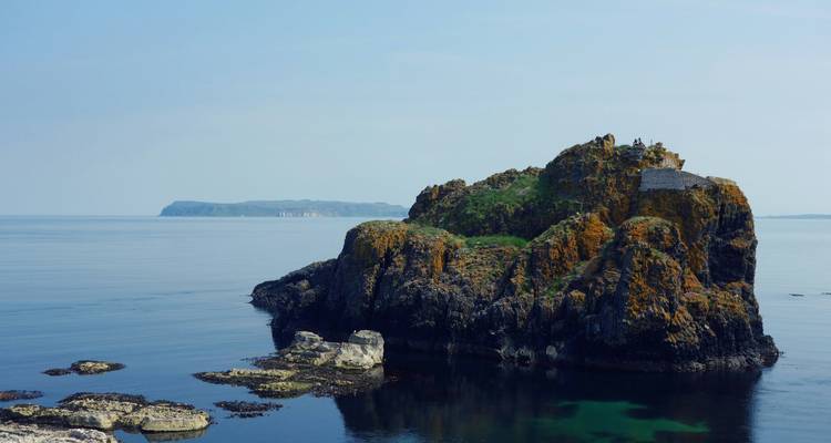 Rotsachtig eiland in kalme wateren.