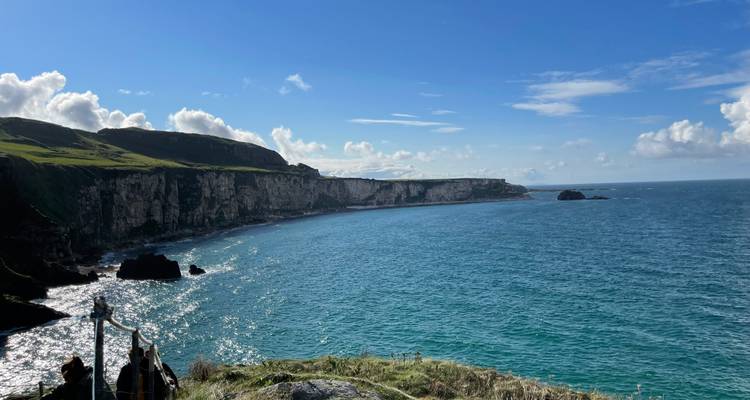 Uitzicht over de oceaan vanaf de klif.