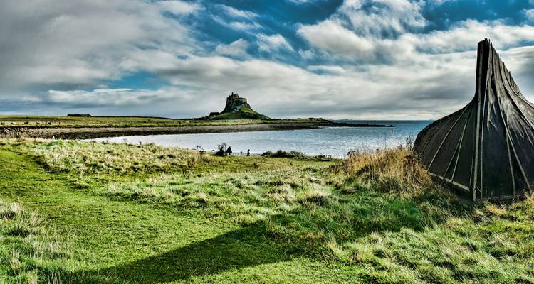 Blick auf eine Küstenlinie mit einer historischen Festung.