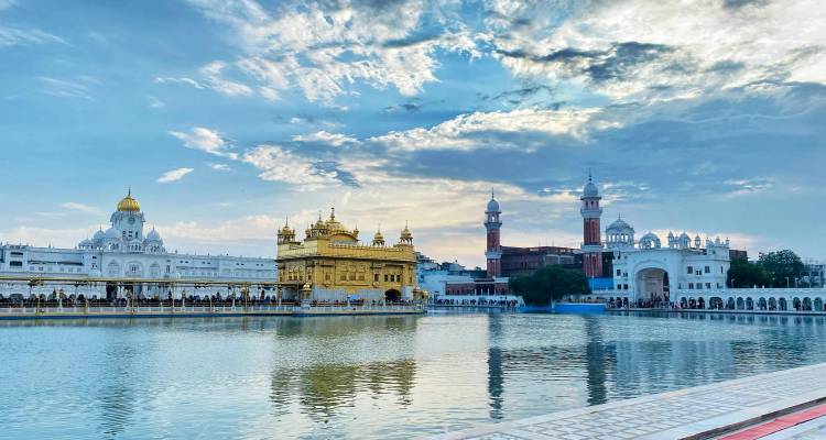 Le complexe du Temple d'Or se reflétant dans le bassin sacré.