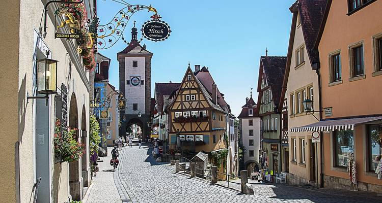 Charmante rue de vieille ville avec maisons à colombages.